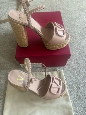 Designer inspired V Pink nude blush Pink Woven Platform straw Sandal size 7